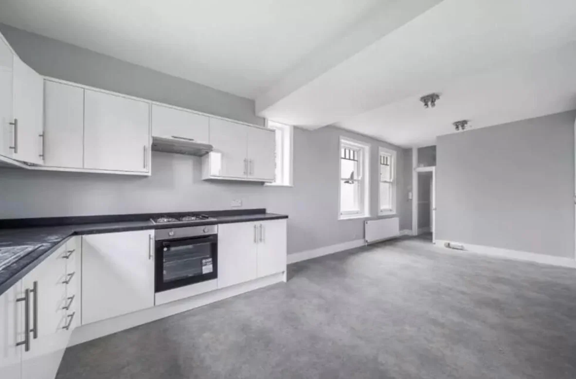 Flat Gondar Gardens in Greater London