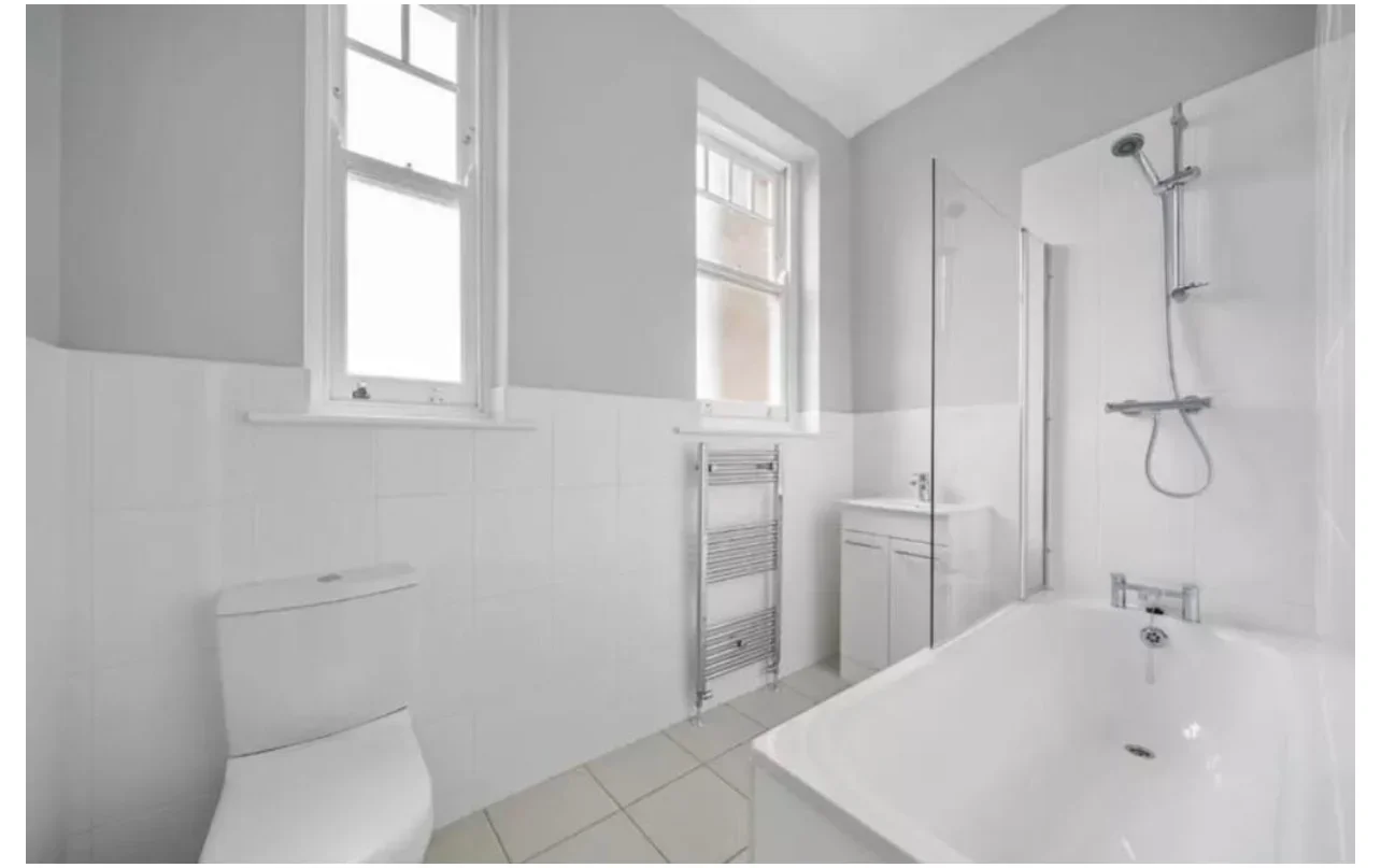 Flat Gondar Gardens in Greater London