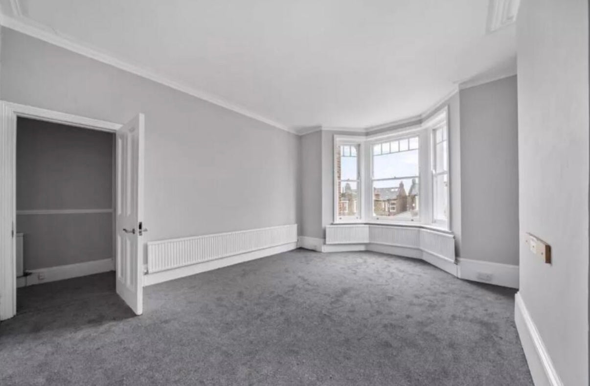 Flat Gondar Gardens in Greater London