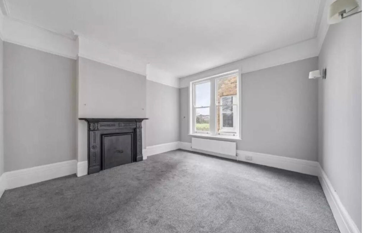 Flat Gondar Gardens in Greater London