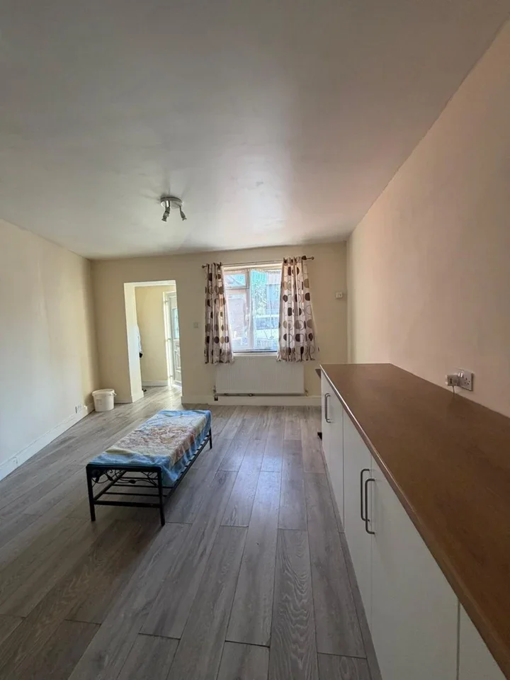Flat Longhook Gardens in Greater London