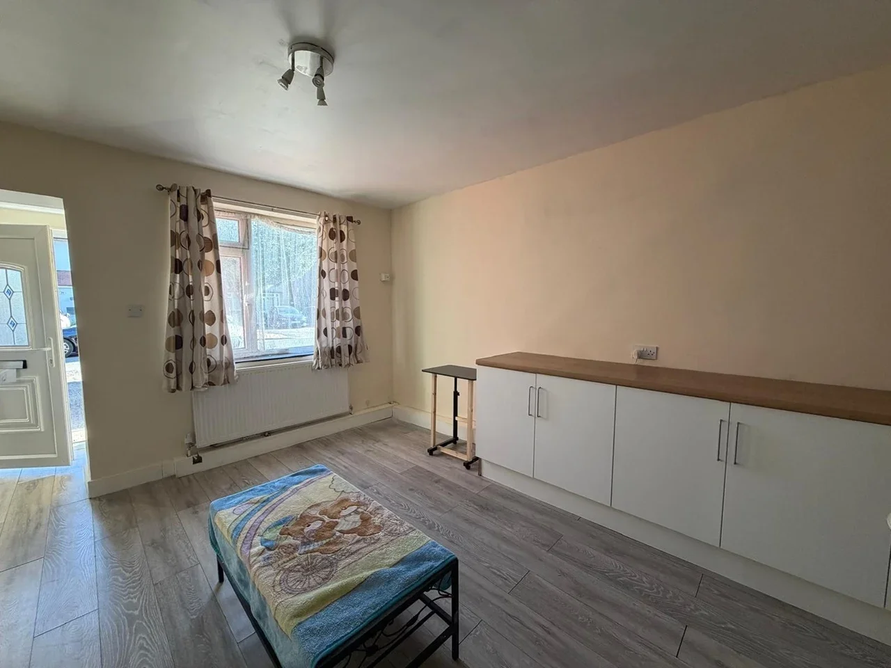 Flat Longhook Gardens in Greater London