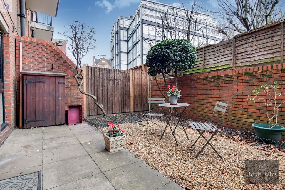 Flat Cooper Close in Greater London