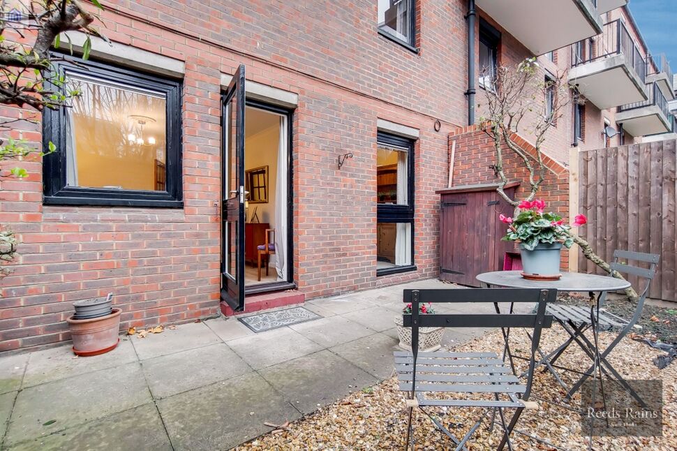 Flat Cooper Close in Greater London