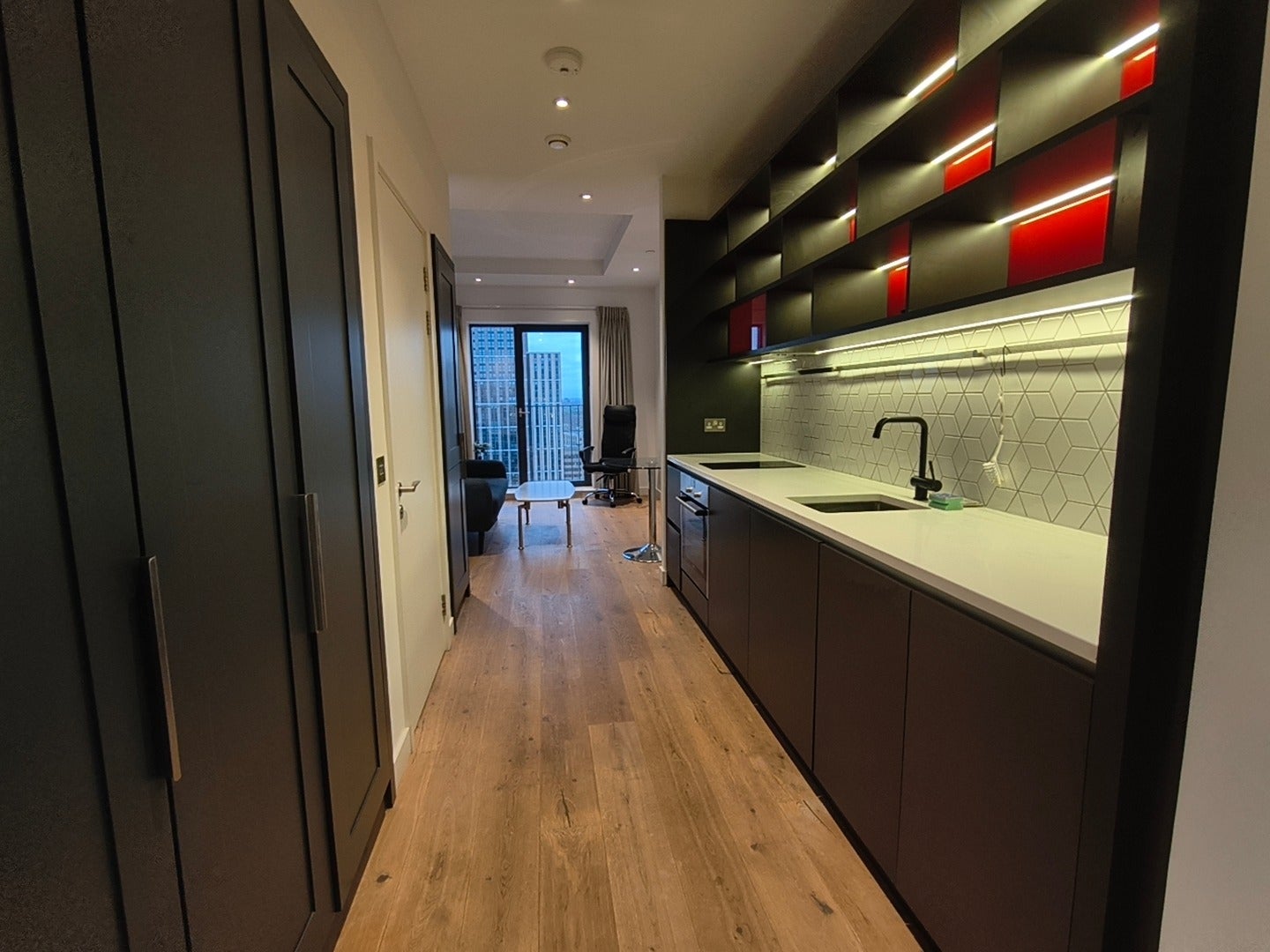 Flat Botanic Square in Greater London