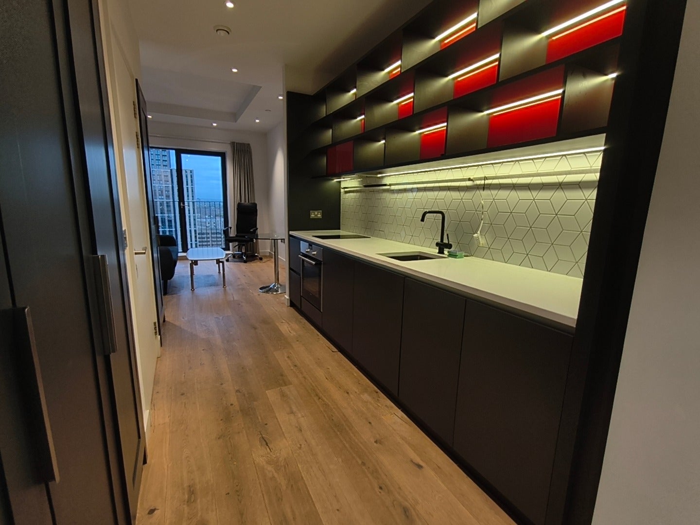 Flat Botanic Square in Greater London
