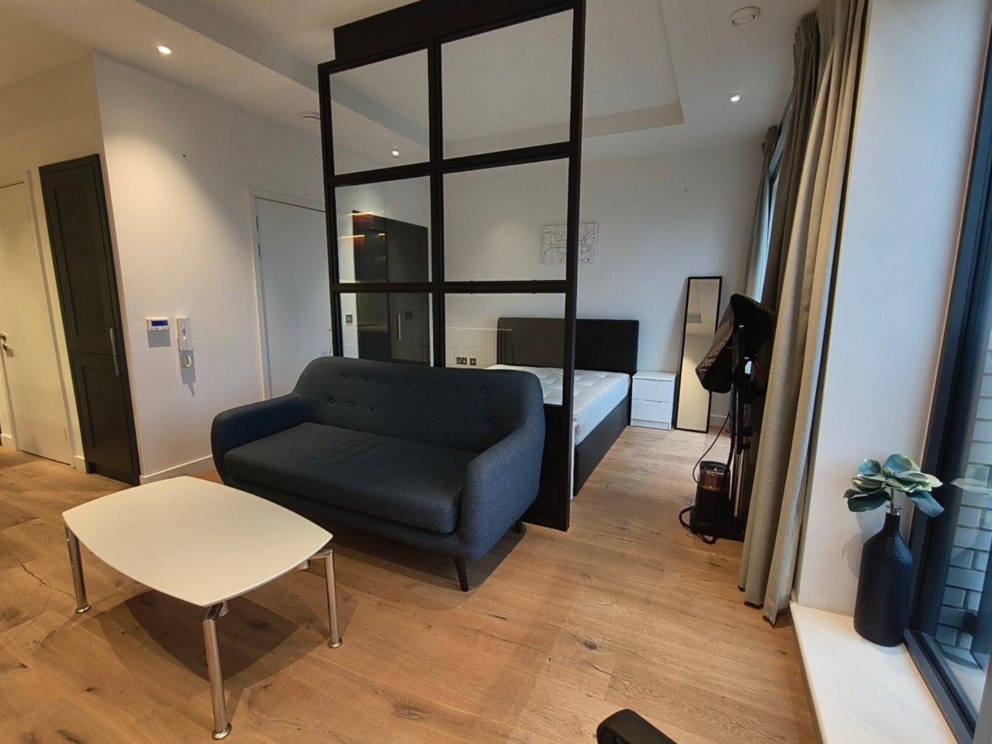 Flat Botanic Square in Greater London