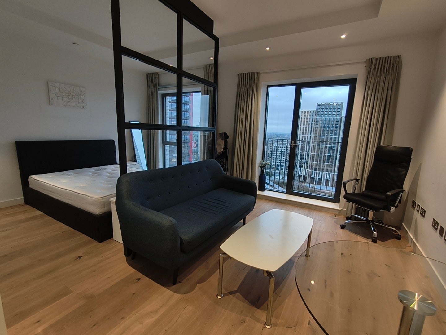 Flat Botanic Square in Greater London