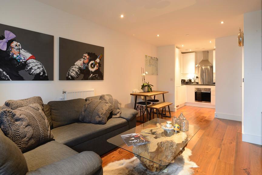 Flat Lincoln Plaza in Greater London