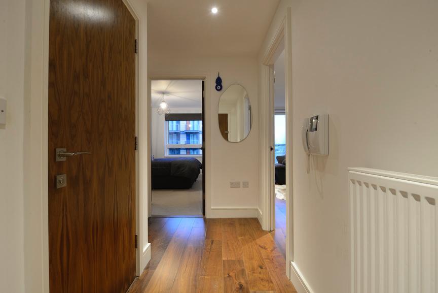 Flat Lincoln Plaza in Greater London