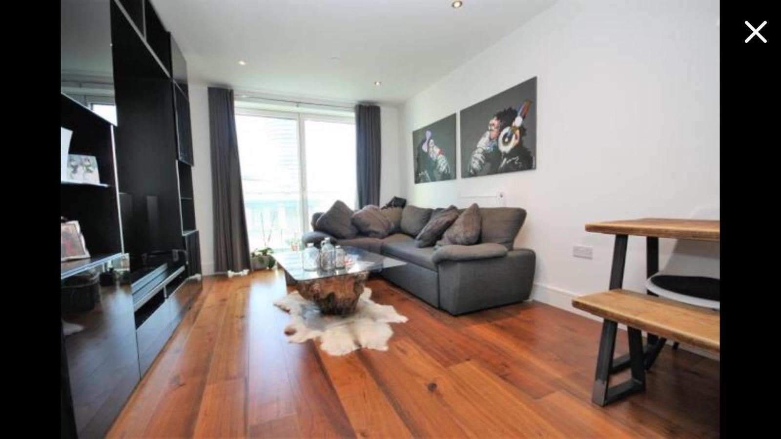 Flat Lincoln Plaza in Greater London