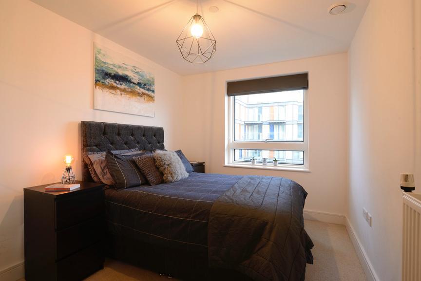 Flat Lincoln Plaza in Greater London