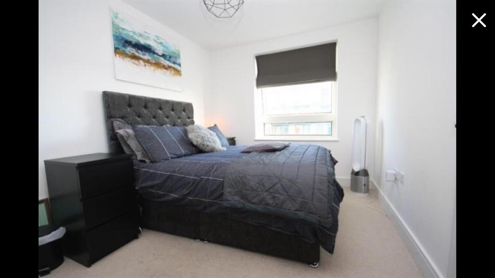 Flat Lincoln Plaza in Greater London