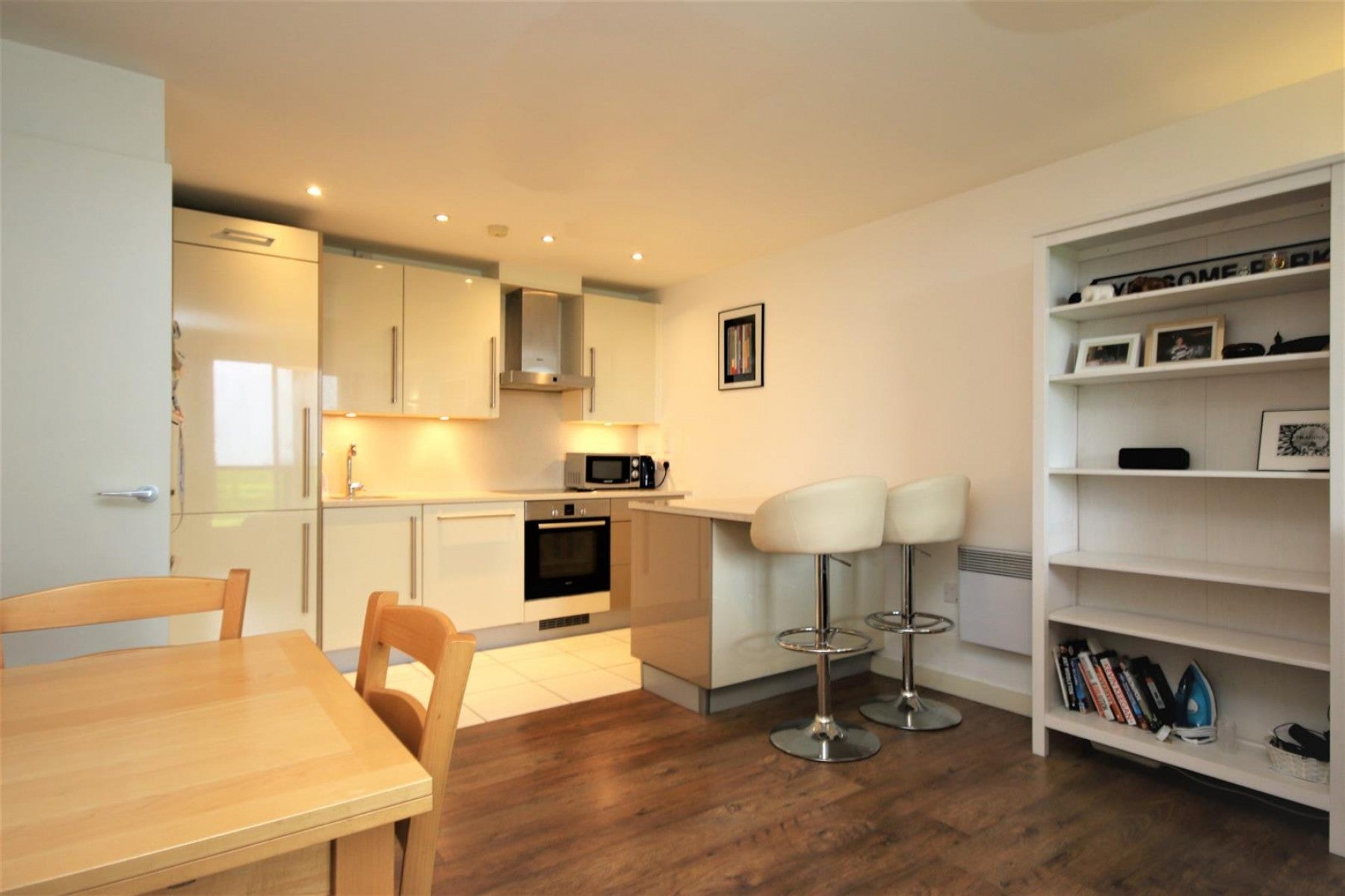Flat Chadwell Lane in Greater London