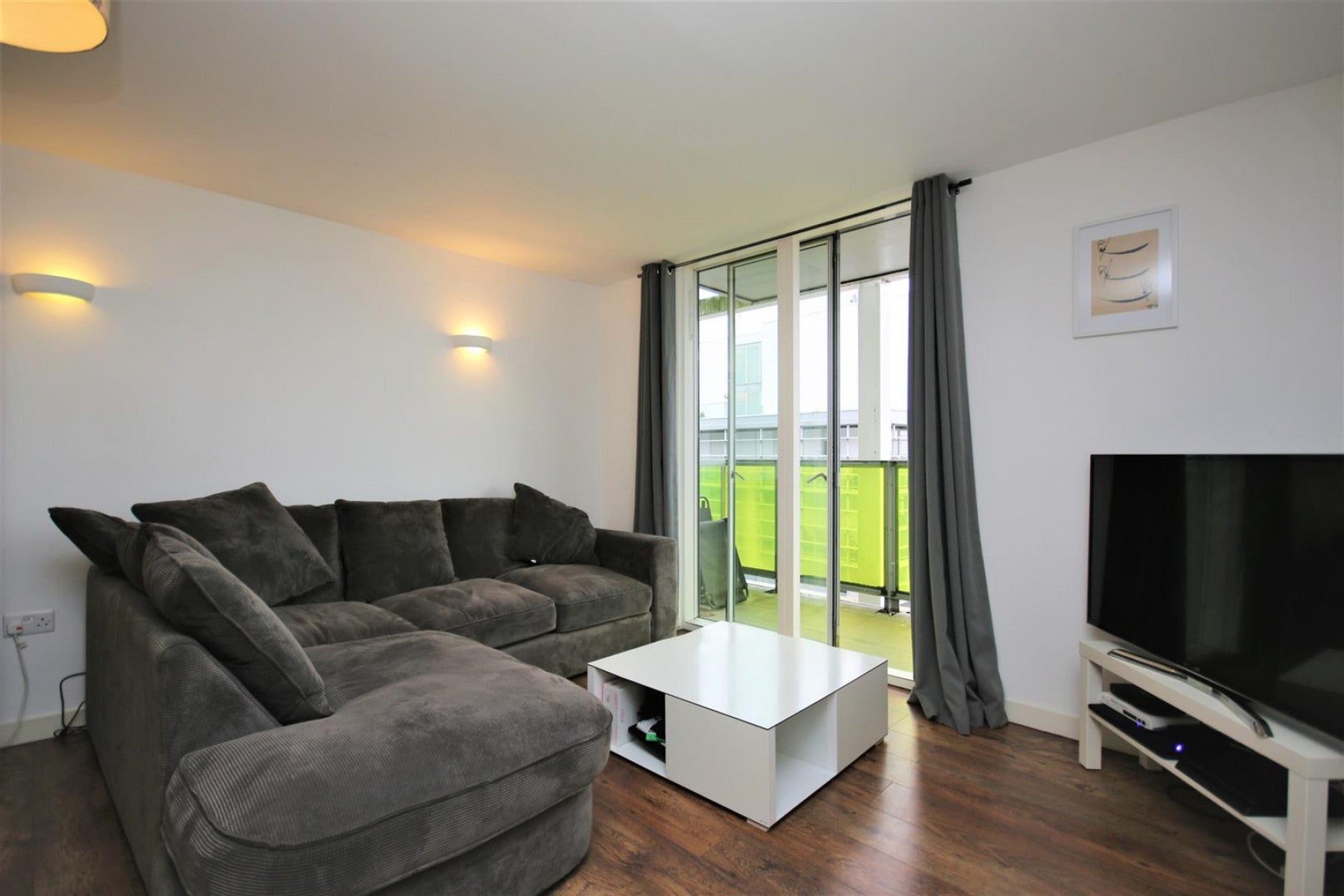 Flat Chadwell Lane in Greater London