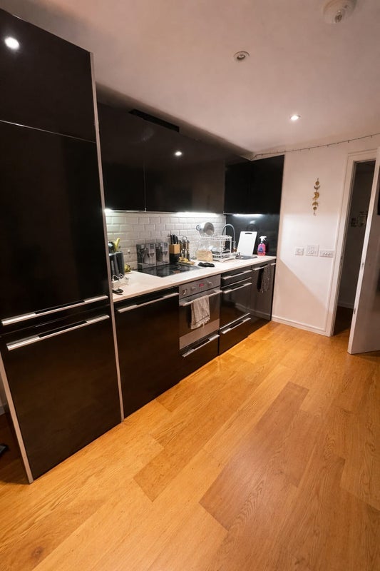 Room Skypark Road in Bristol