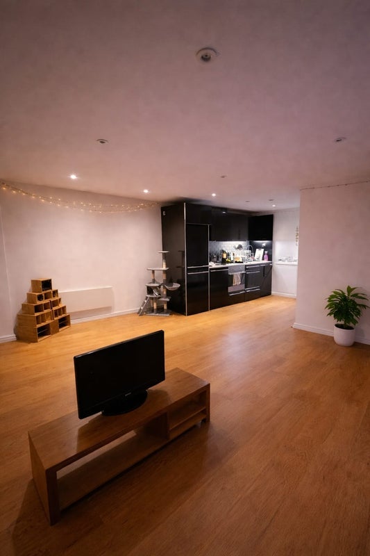 Room Skypark Road in Bristol
