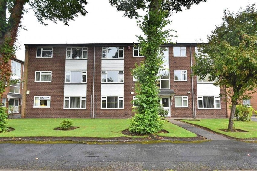Flat Rookfield Court in Trafford