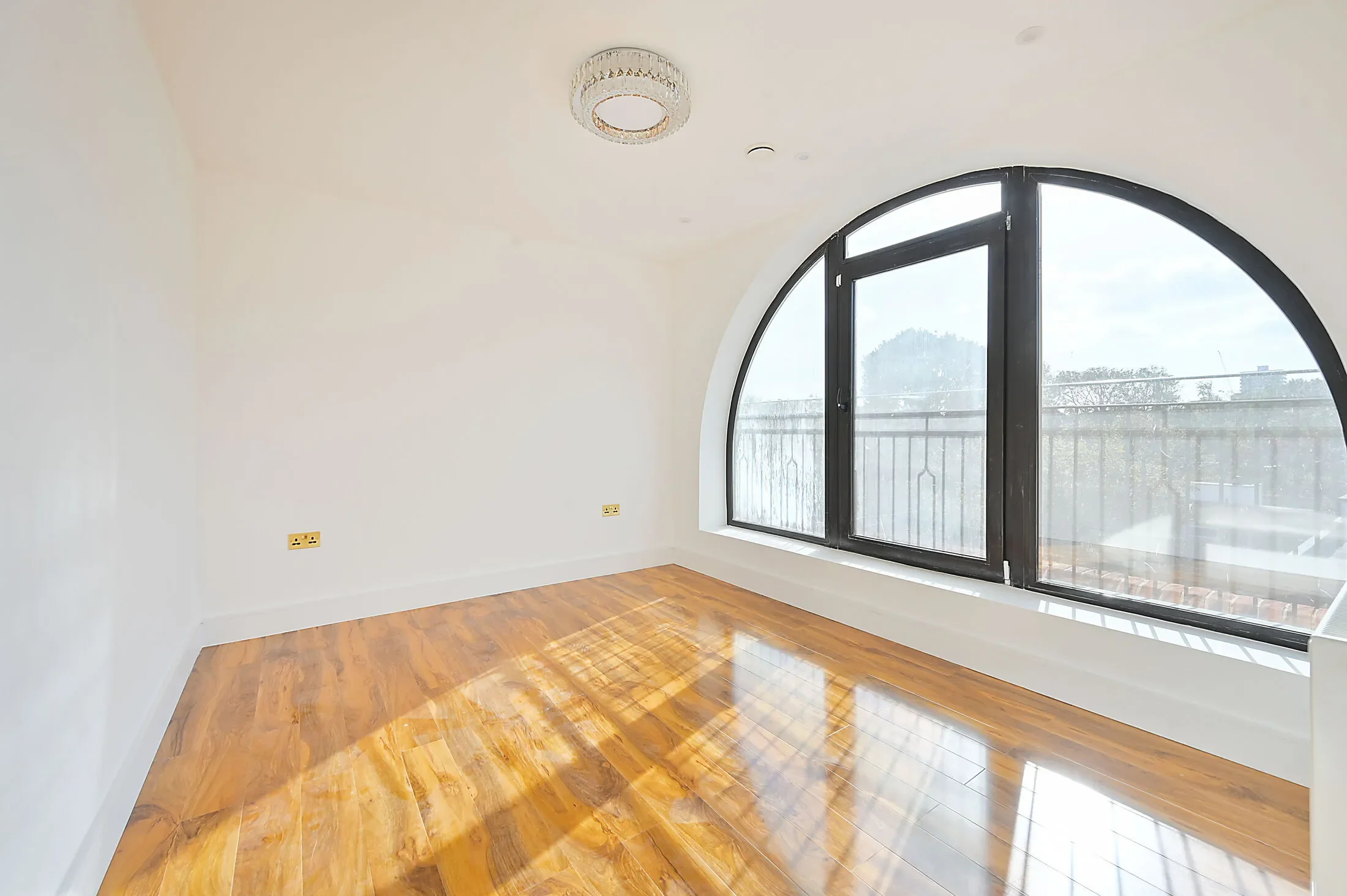 Flat Cobham Road in Greater London