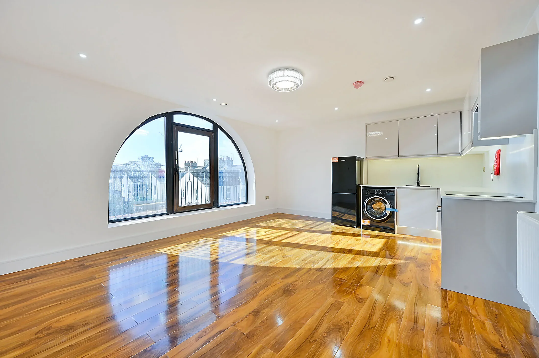 Flat Cobham Road in Greater London