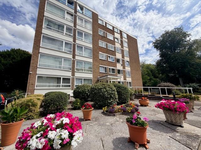Flat Withyholt Court in Cheltenham