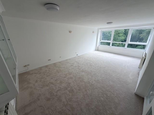 Flat Withyholt Court in Cheltenham
