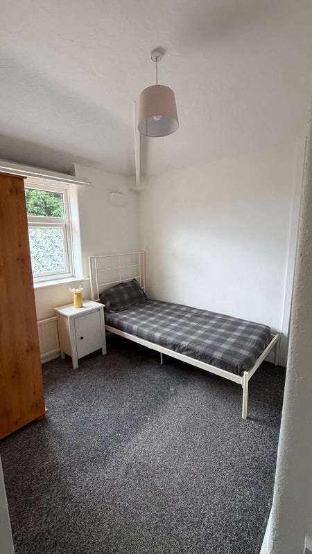 Room Buerton Avenue in Manchester