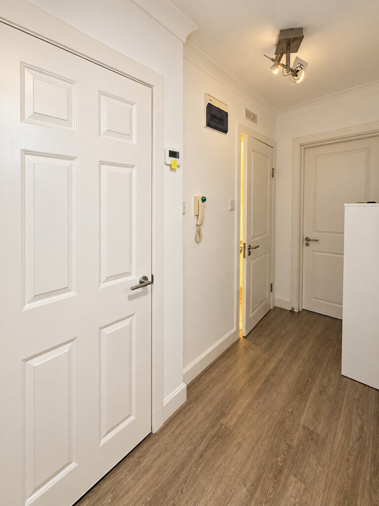 Flat Warden Road in Greater London