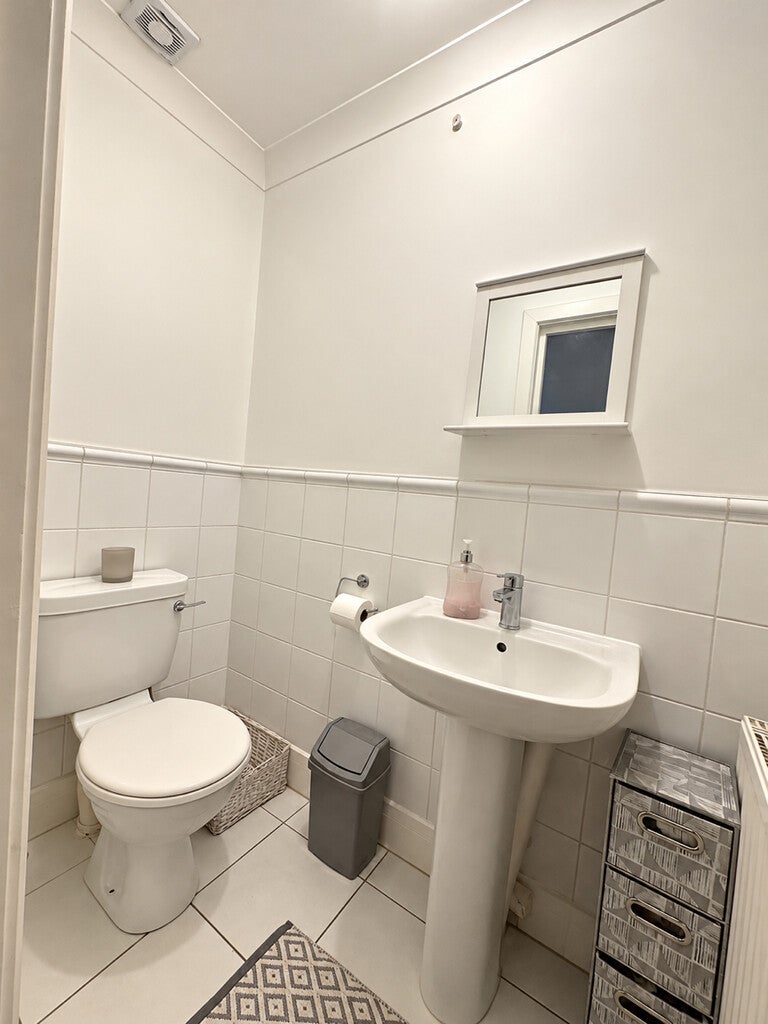 Flat Warden Road in Greater London
