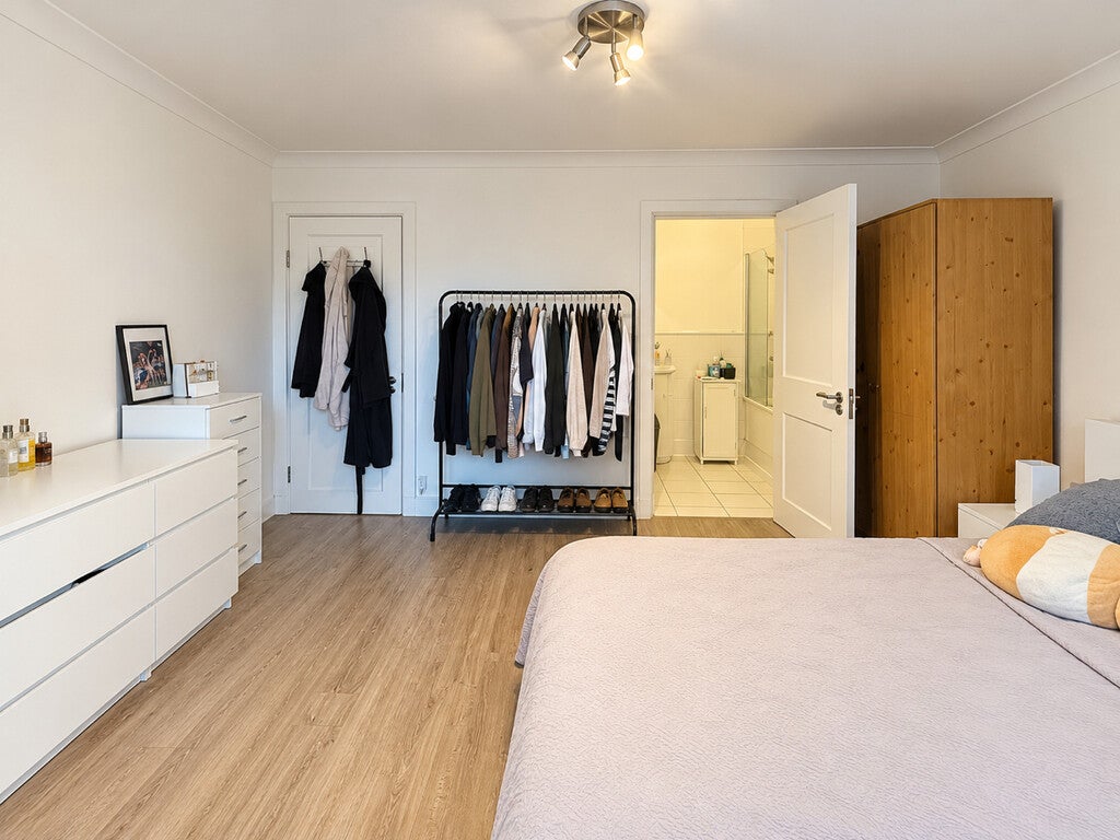 Flat Warden Road in Greater London