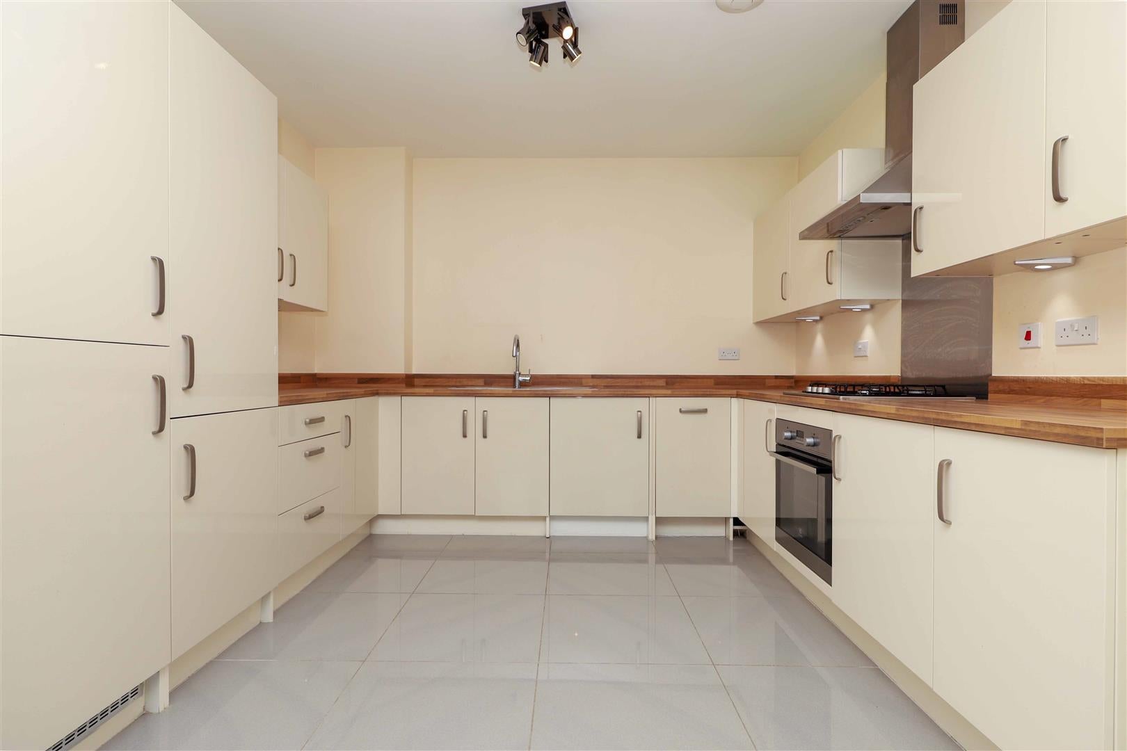 Flat Brand Avenue in Greater London