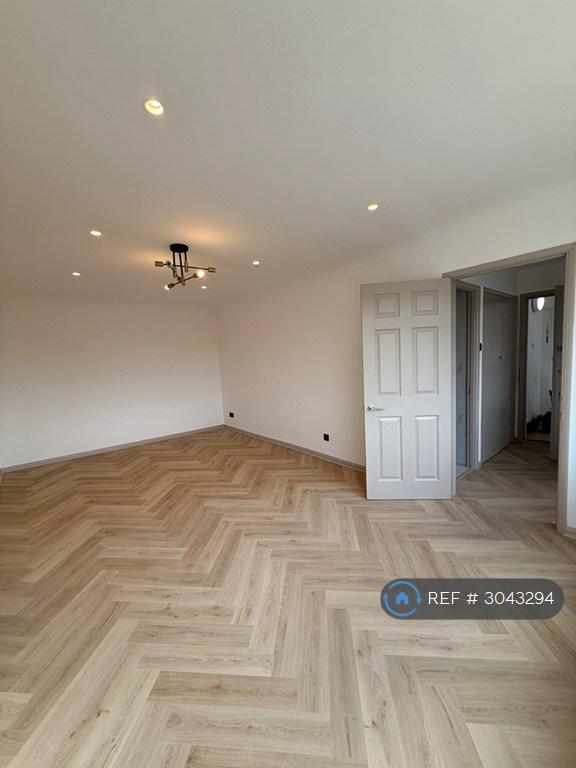 Flat Athenaeum Road in Greater London