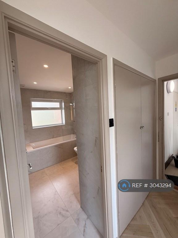 Flat Athenaeum Road in Greater London