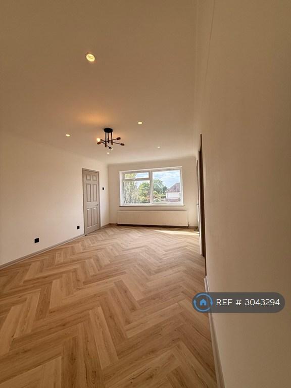 Flat Athenaeum Road in Greater London