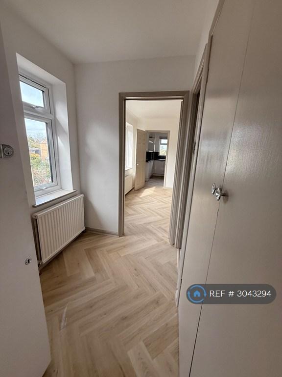 Flat Athenaeum Road in Greater London