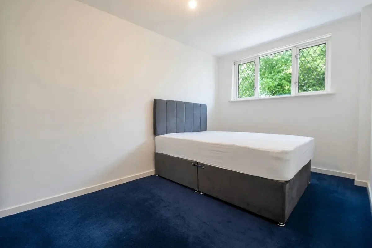 Flat Sandy Drive in Greater London