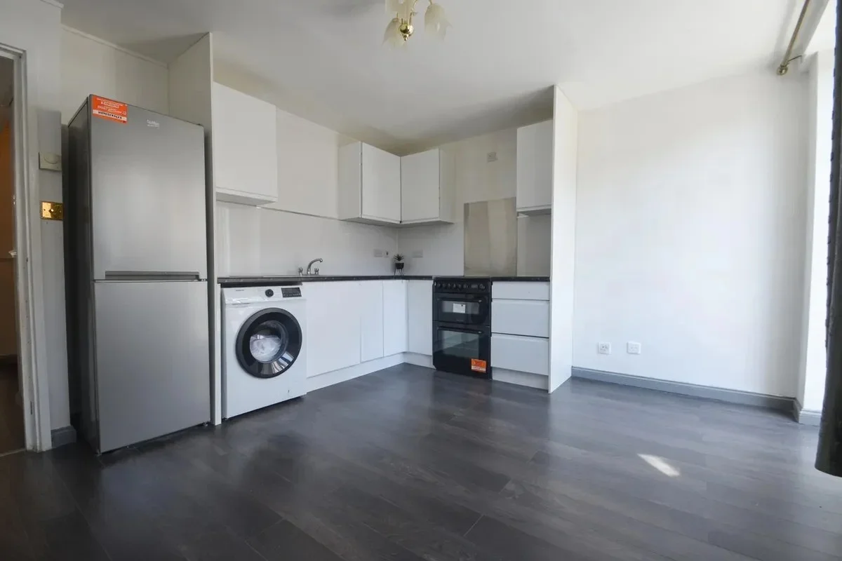 Flat Sandy Drive in Greater London