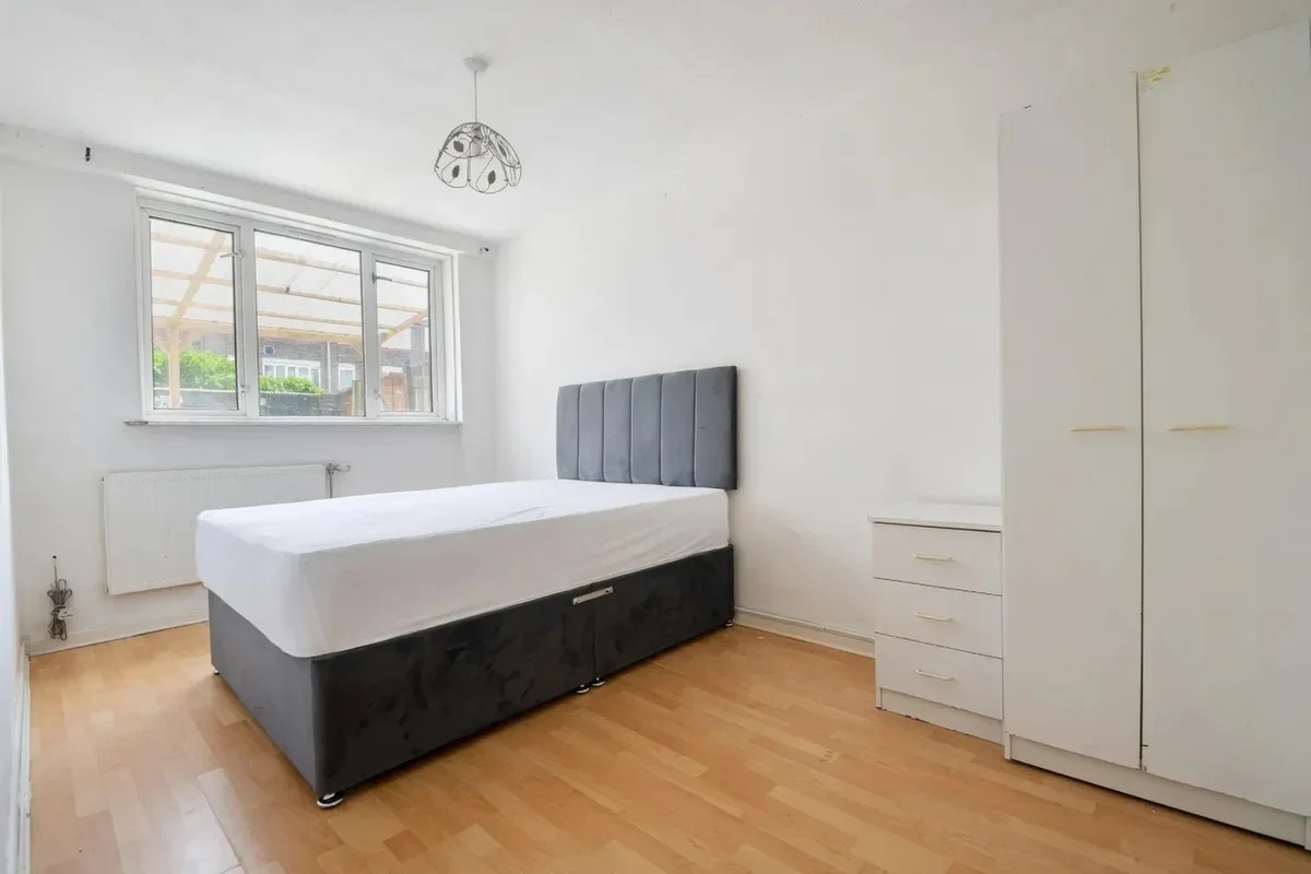 Flat Sandy Drive in Greater London