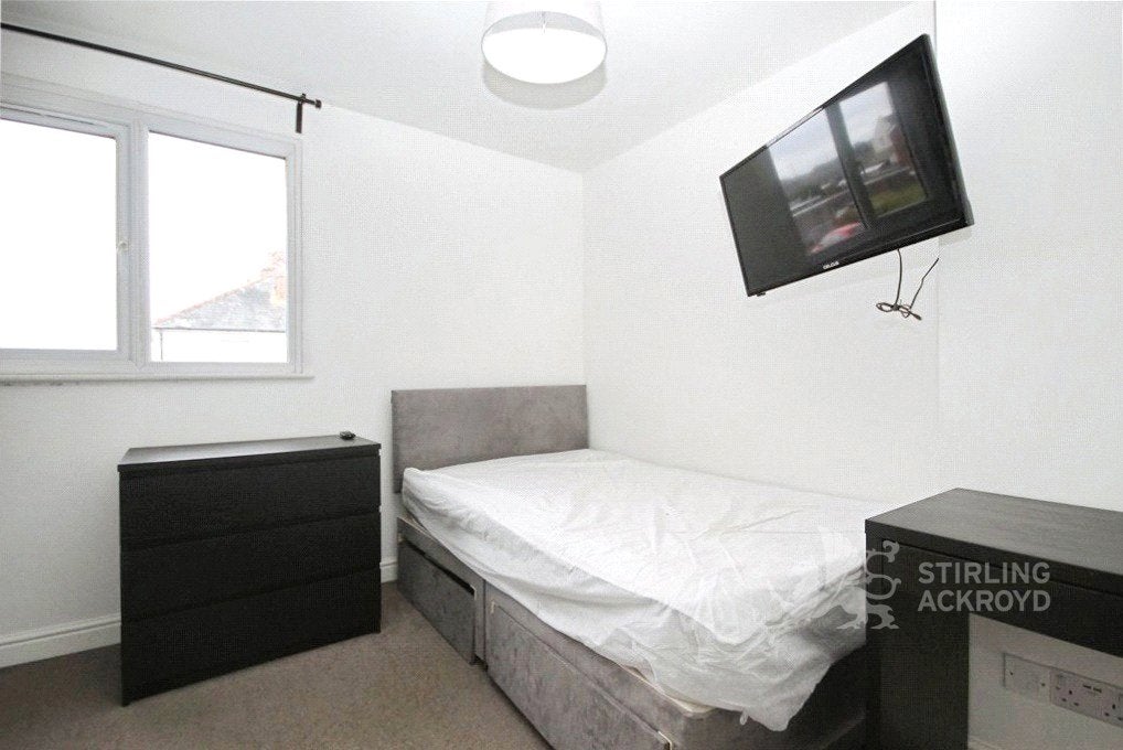 Room Mangles Road in Guildford