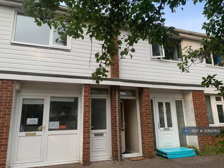Flat Fairwater Drive in Woodley
