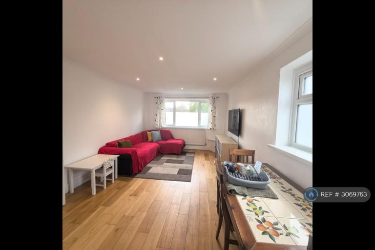 Flat Fairwater Drive in Woodley