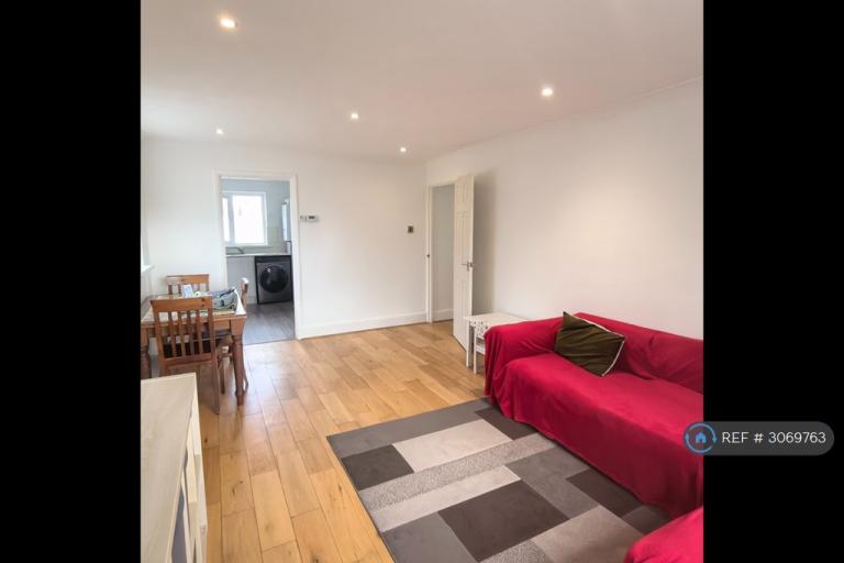 Flat Fairwater Drive in Woodley
