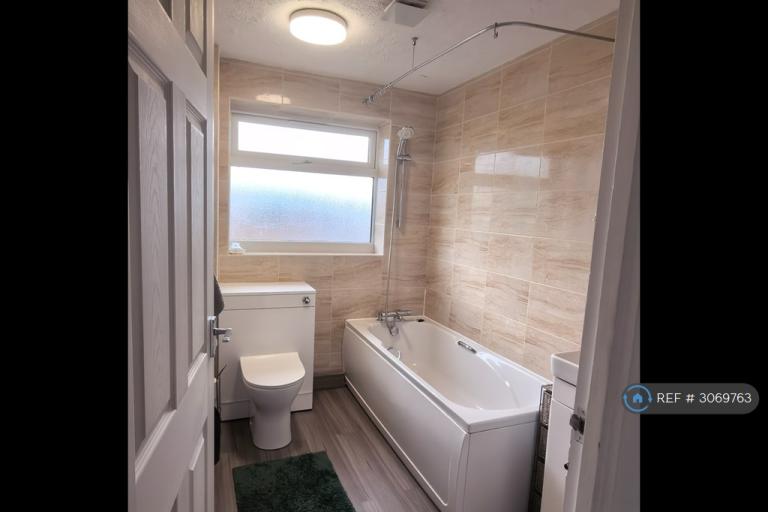 Flat Fairwater Drive in Woodley