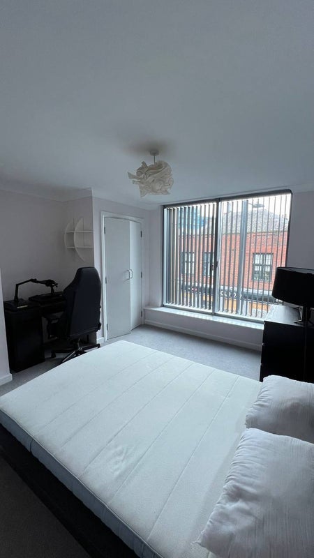 Room North End Road in Greater London