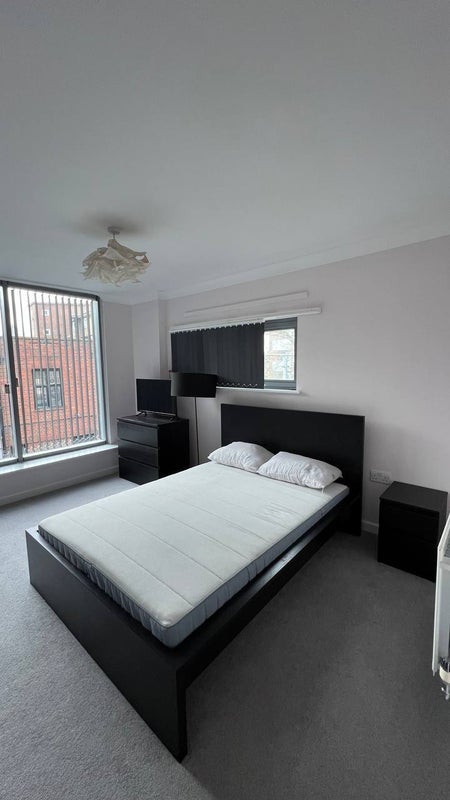 Room North End Road in Greater London