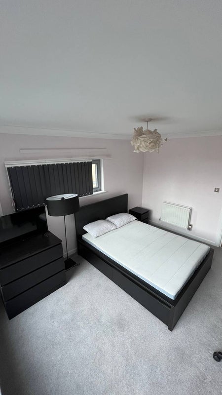 Room North End Road in Greater London