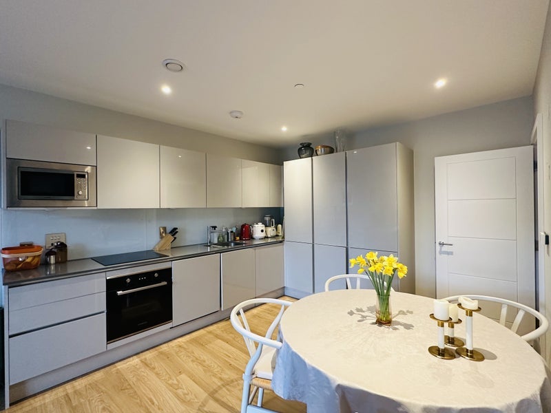 Room Plough Lane in Greater London