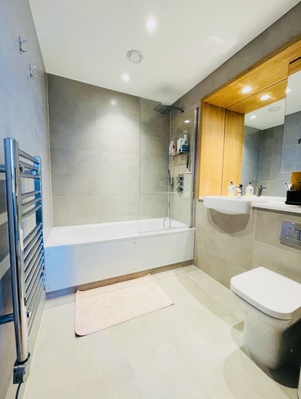 Room Plough Lane in Greater London