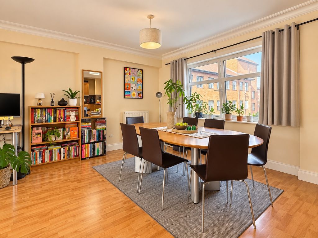 Flat Avon Place in Greater London