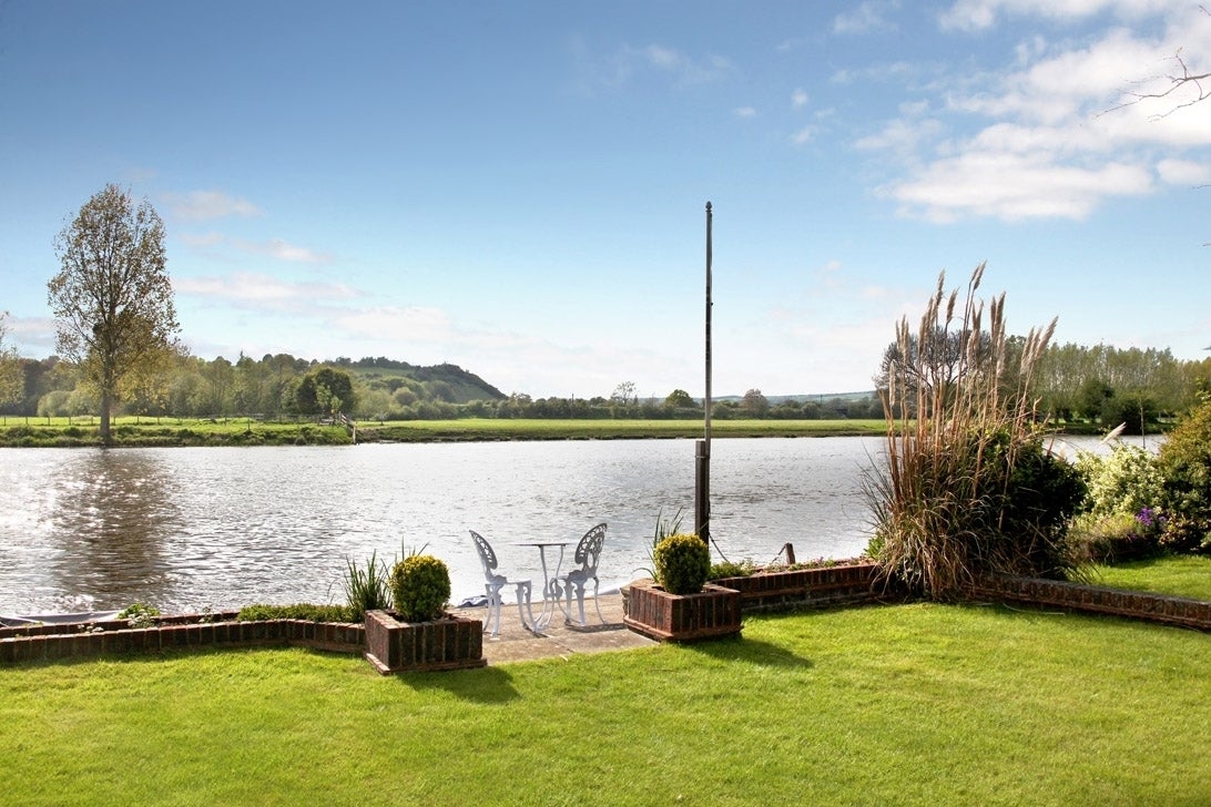Flat Riversdale in Bourne End